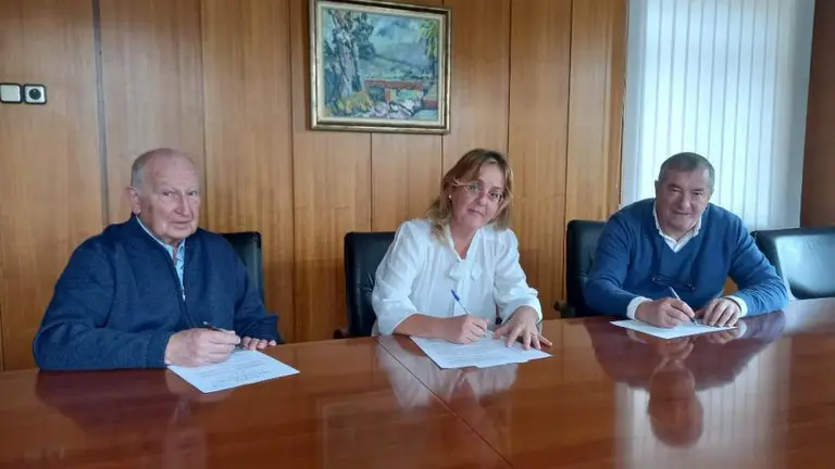 Firma del convenio de donación con la alcaldesa de Santa María de Cayón.