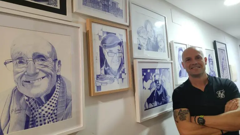 Pedro Herbella  con algunos de sus retratos.