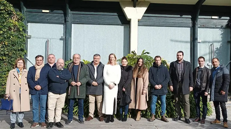 Javier Bedia junto a los representantes de la Hostelería de Cantabria.