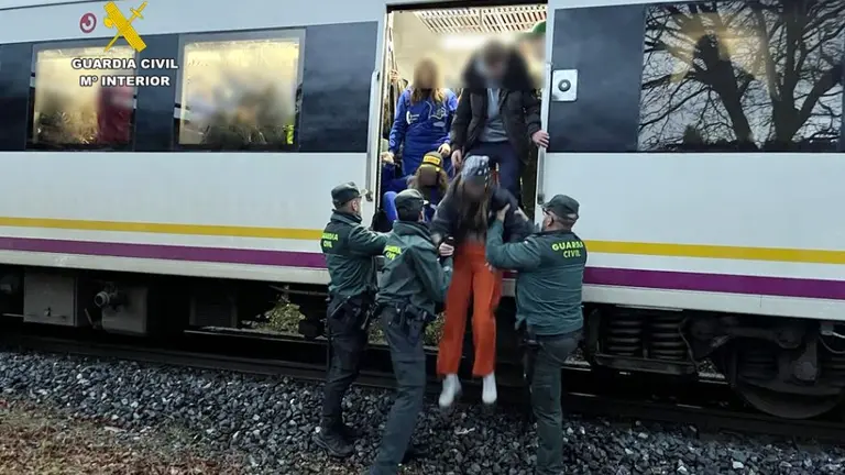 La Guardia Civil desalojó a los pasajeros del tren.