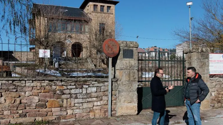 Los portavoces socialistas junto al edificio.