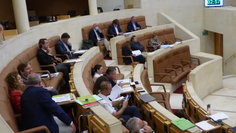 Diputados regionales en el Pleno del Parlamento. R.A.