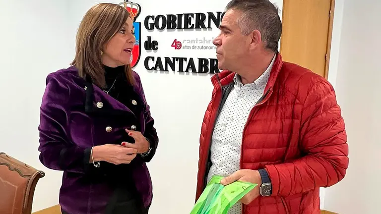 La consejera de Presidencia, Interior, Justicia y Acción Exterior, Paula Fernández, se reúne con el alcalde de Argoños, Juan José Barruetabeña.
1 MAR 23