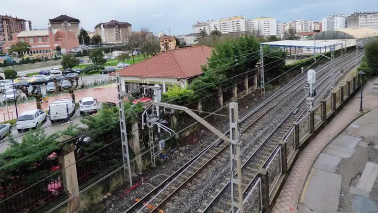 Vías del tren a su paso por Camargo.