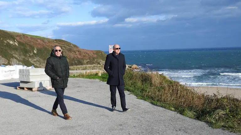 Zona de acceso a la playa de Usgo, en Miengo.
