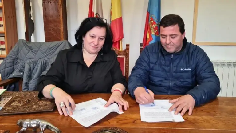 Firma del contrato con la empresa adjudicataria.