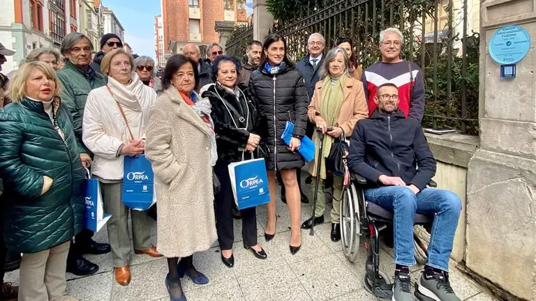 Un momento del descubrimiento de la placa al doctor en Santander.