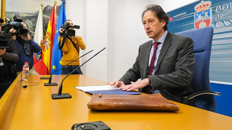 El exconsejero de Obras Públicas, Ordenación del Territorio y Urbanismo, José Luis Gochicoa, comparece en, rueda de prensa, respecto de la instrucción judicial sobre contratos de carreteras.