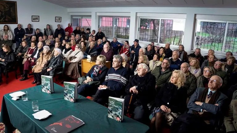 Presentación del libro con la asistencia de público en Camargo.