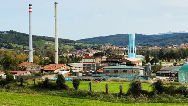 Imagen de las chimeneas que se pretenden derribar en Piélagos.