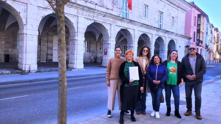 Los representantes de la Plataforma que registraron la petición en el Parlamento.