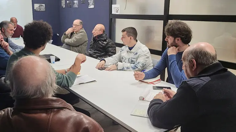 Un momento de la reunión de IU con los vecinos en Santander.