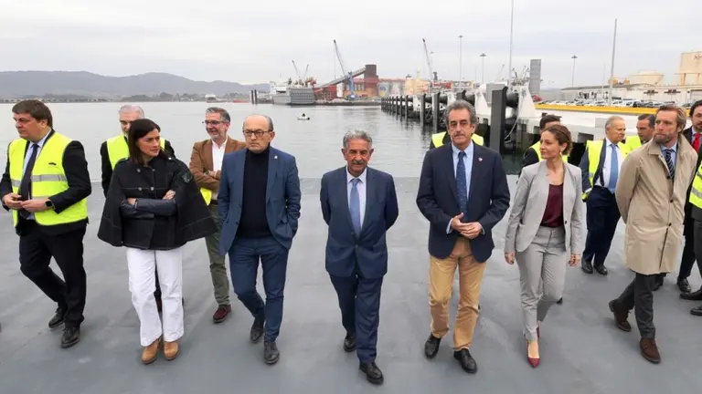 Las autoridades políticas en el acto de inauguración.