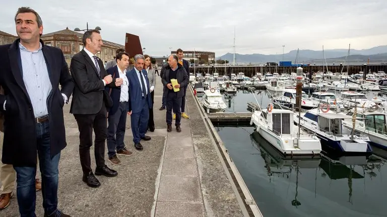 Las autoridades políticas en el puerto de Santoña.