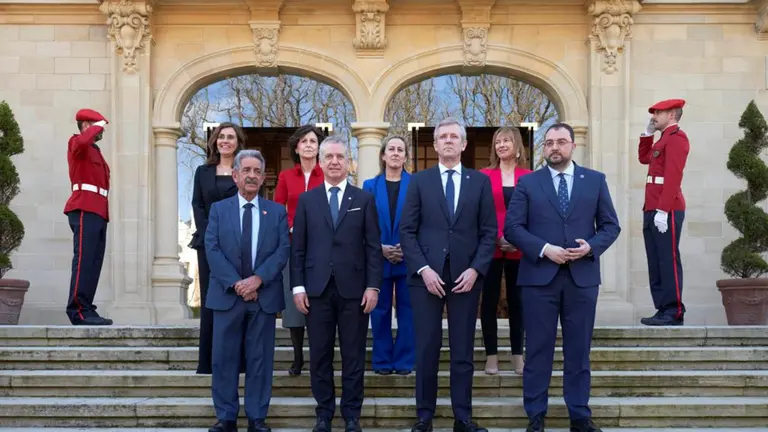 Las autoridades políticas en Victoria en la reunión.