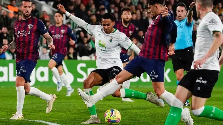 El Racing se adelantó en el marcador.