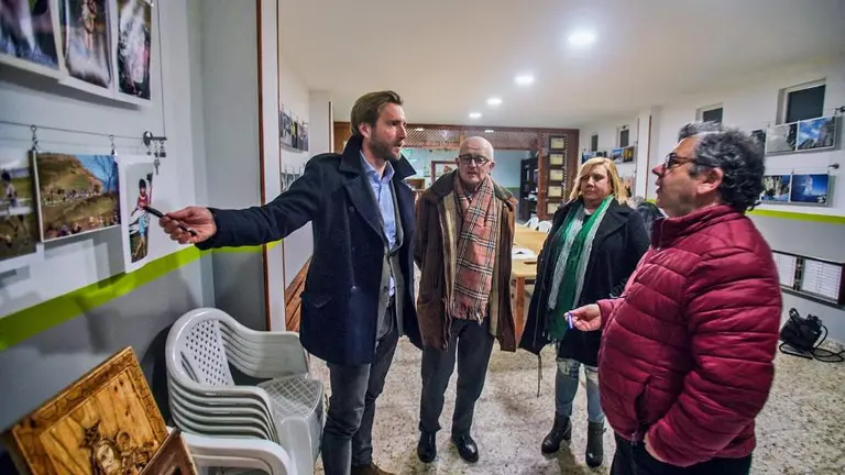 Un momento de la reunión con la Asociación de Cueto, en Santander.
