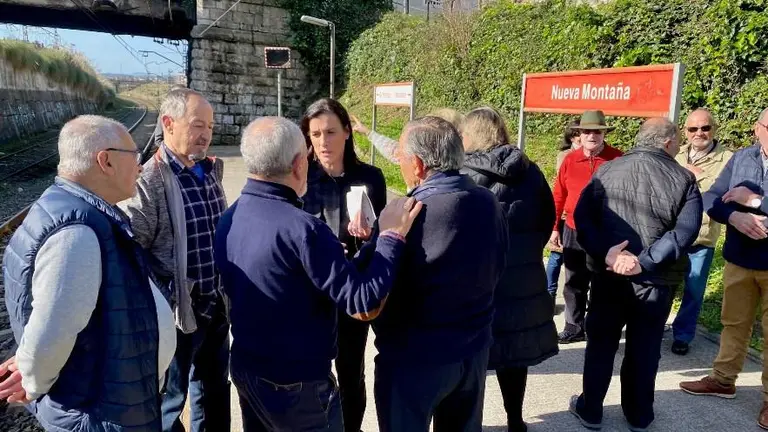 Visita de la alcaldesa Gema Igual al apeadero.