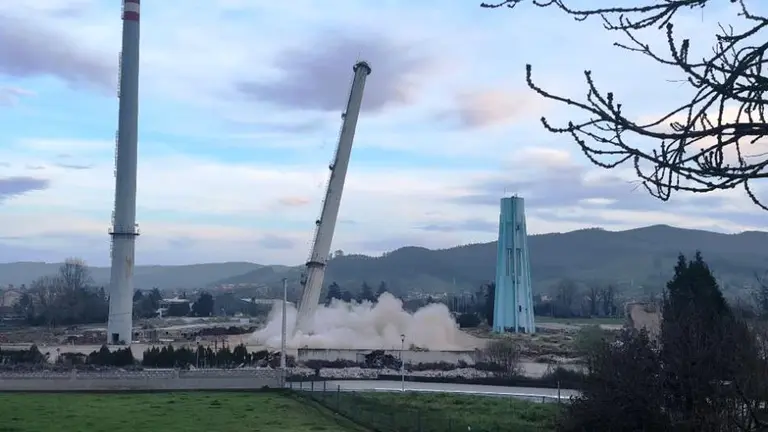 Un momento del derribo de una de las dos chimeneas en Vioño, en Piélagos.