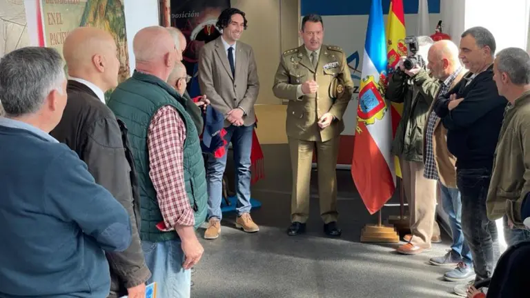 Un instante de la inauguraci&oacute;n de la exposici&oacute;n en El Astillero.