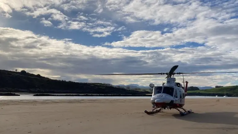 El helicóptero en la Playa de La Concha, en Suances.