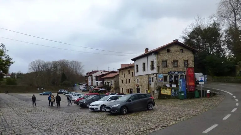 Zona de aparcamiento en Santillana del Mar. R.A.