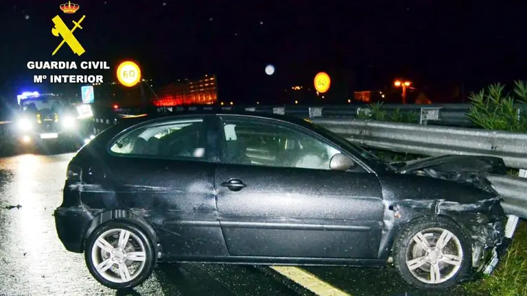 Vehículo abandonado tras el accidente.