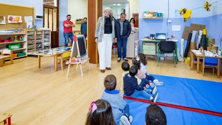 Las autoridades políticas visitaron Casar de Periedo.