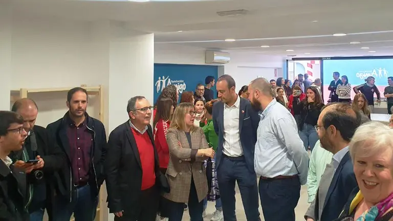 Las autoridades políticas en la inauguración del centro de día en Torrelavega.