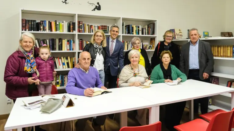 Un momento de la inauguración de la Biblioteca de San Felices de Buelna.