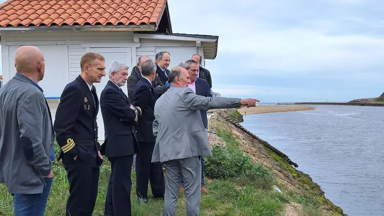 Un momento de la visita donde se ubicará el buque-museo en Suances.