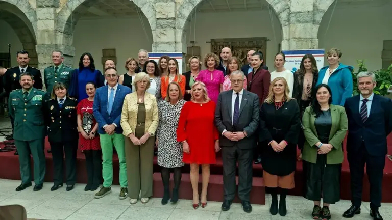Autoridades y distinguidos en el acto del Parlamento.