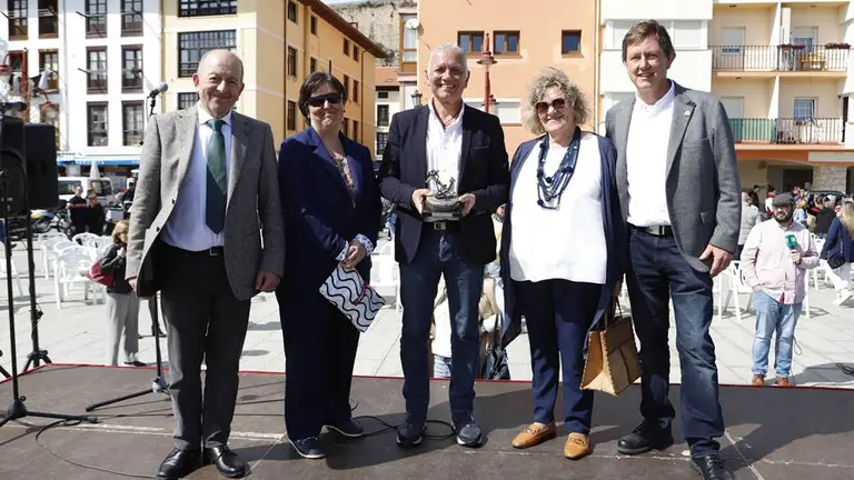 Un momento del acto de homenaje en San Vicente de la Barquera.