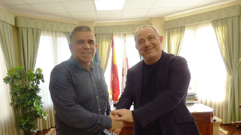 El alcalde de Argoños, Juan José Barruetabeña, a la izquierda, y el director Luis Mariano Alvarez.