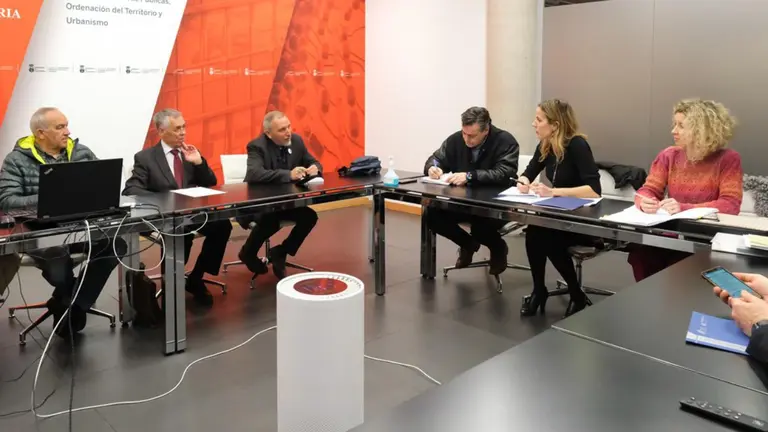 Reunión entre la consejera de Obras Públicas y la AMA.