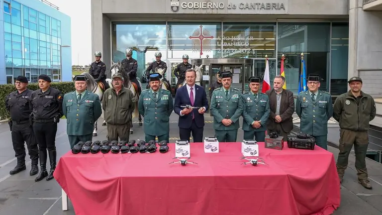 Entrega del material a la Guardia Civil.