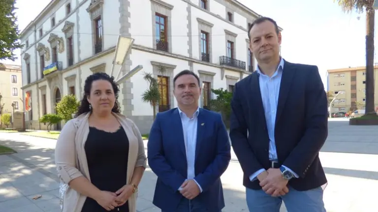 Los tres concejales de Santoñeses.