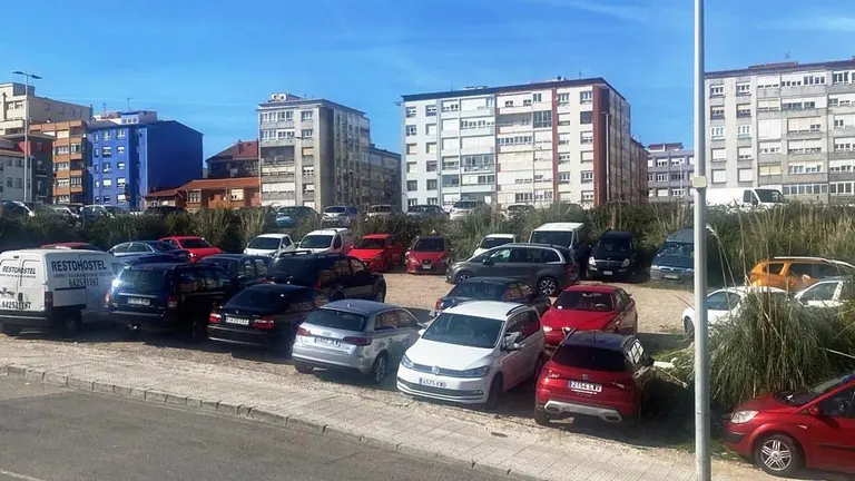 Parcela cedida para habilitar el aparcamiento en la calle Alta en Santander.