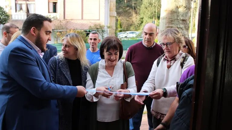 Las autoridades políticas en la inauguración de la Casa Joven de Limpias.