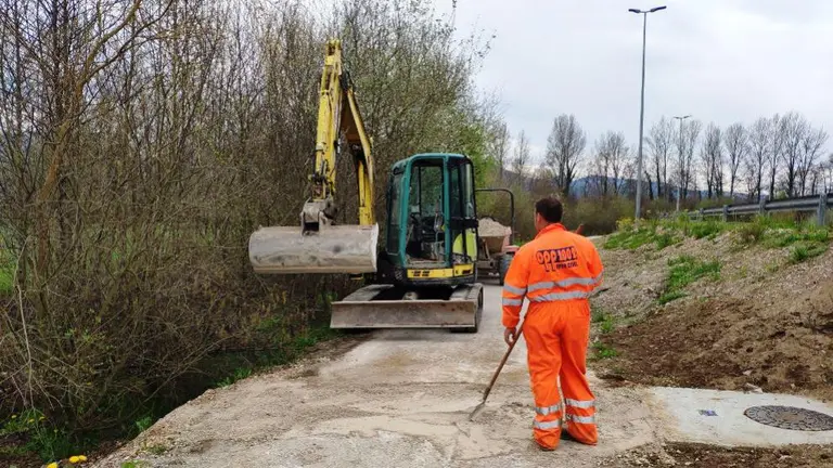 Obras en la senda peatonal en Santa María de Cayón.