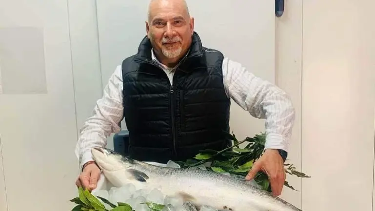 El concejal de Ganadería y Pesca, Alfredo Rodríguez Otero, con el campanu subastado en 2022