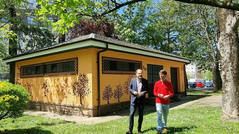 Los concejales Borja Sainz y José Luis Urraca junto a los servicios del parque Manuel Barquín.