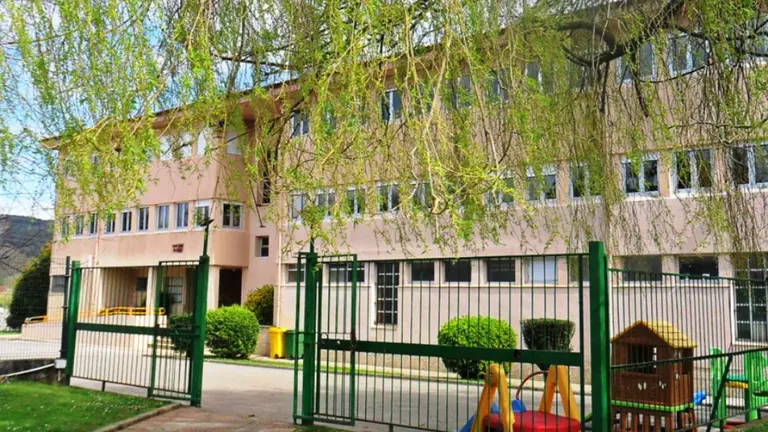 Colegio Trasmiera en Hoz de Anero, en Ribamontán al Monte.