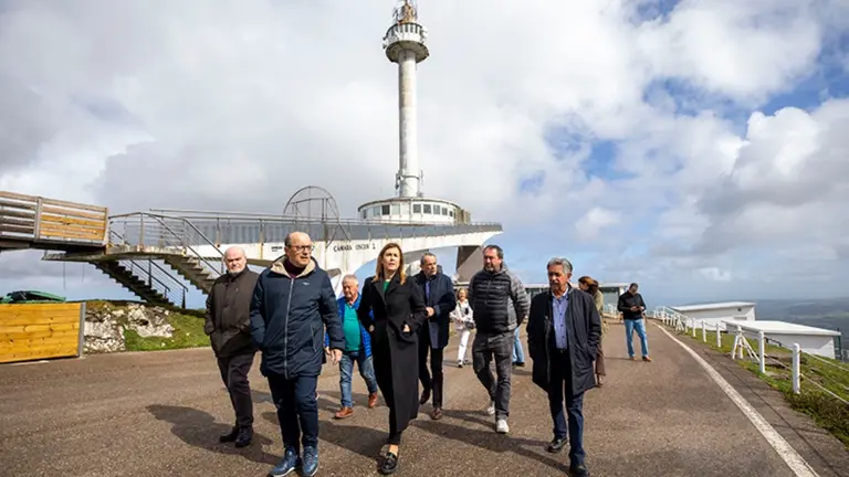 Visita de las autoridades políticas a Peña Cabarga.