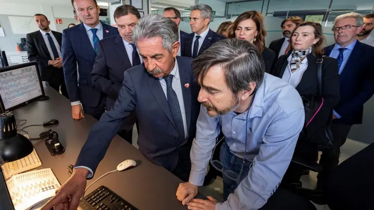 Visita de las autoridades políticas a Salvamento Marítimo.