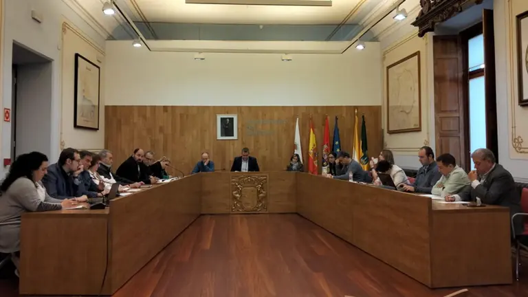 Los concejales en el Pleno de Santoña. R.A.