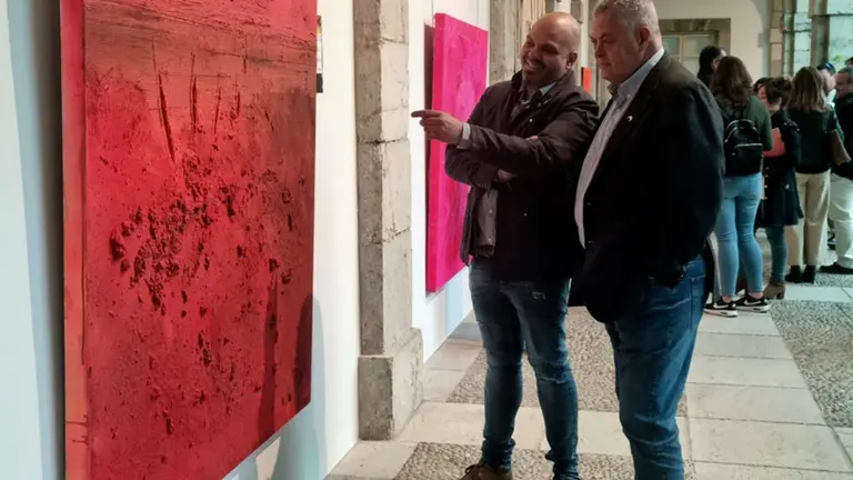 Muestra en el patio del Parlamento de Cantabria.