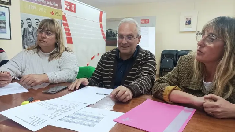 Reunión del PSOE de Astillero con la consejera de Empleo y Políticas Sociales.