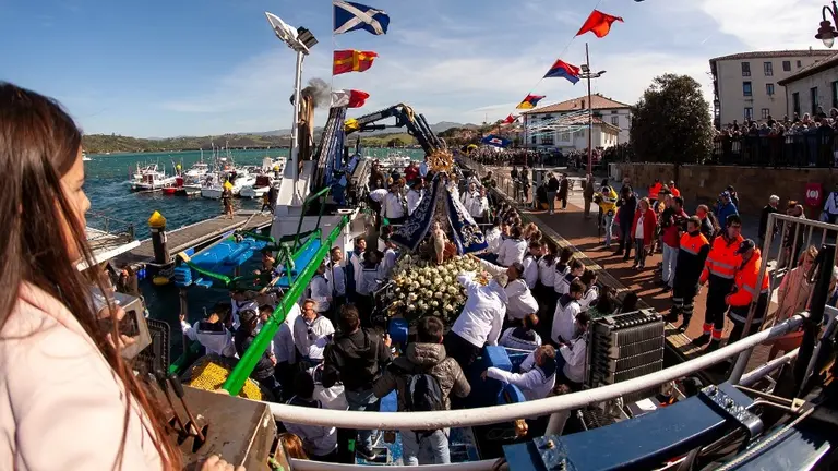 La imagen de la Virgen embarca para la procesión marítima.