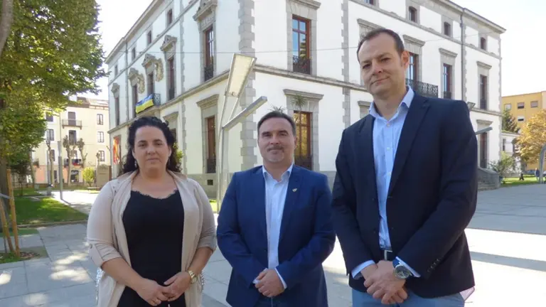 Los tres concejales de Santo&ntilde;eses. R.A.